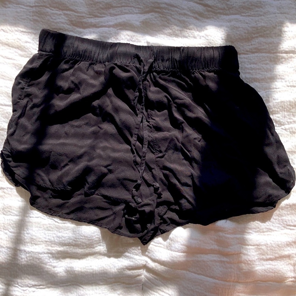 Divided black pull-on shorts